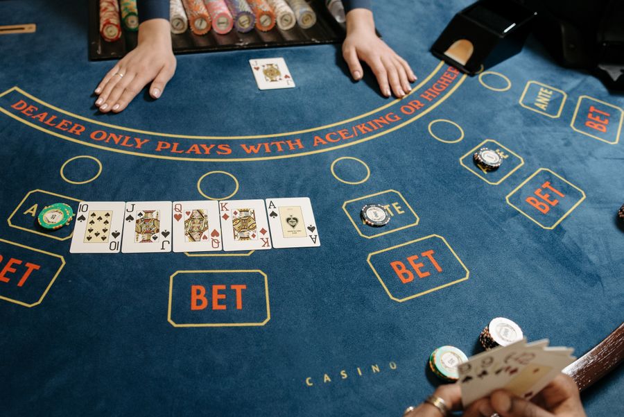 Krupiérka s kartami - baccarat live